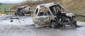 Zwei ausgebrannte Pkw stehen an der Unfallstelle auf der B247 bei Bad Langensalza in Thüringen.