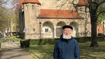 Meinhard Schröder vor der Dorfkirche Alt-Tegel.