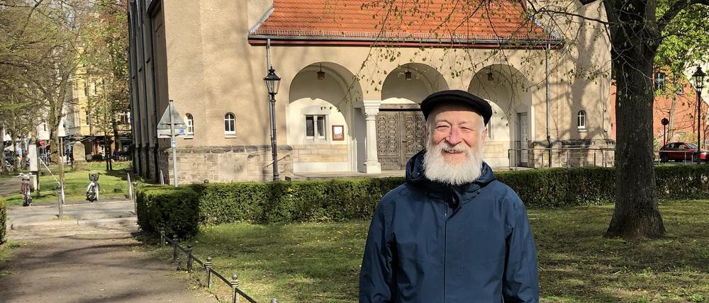 Meinhard Schröder vor der Dorfkirche Alt-Tegel.