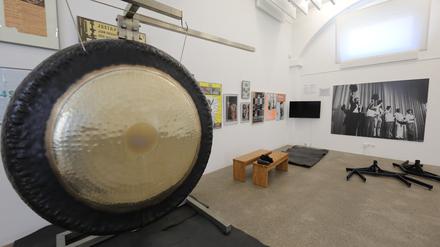 Kosmische Gongsymphonie. Die Installation von Peter Heeren war Bestandteil der Jubiläumsfeier. 