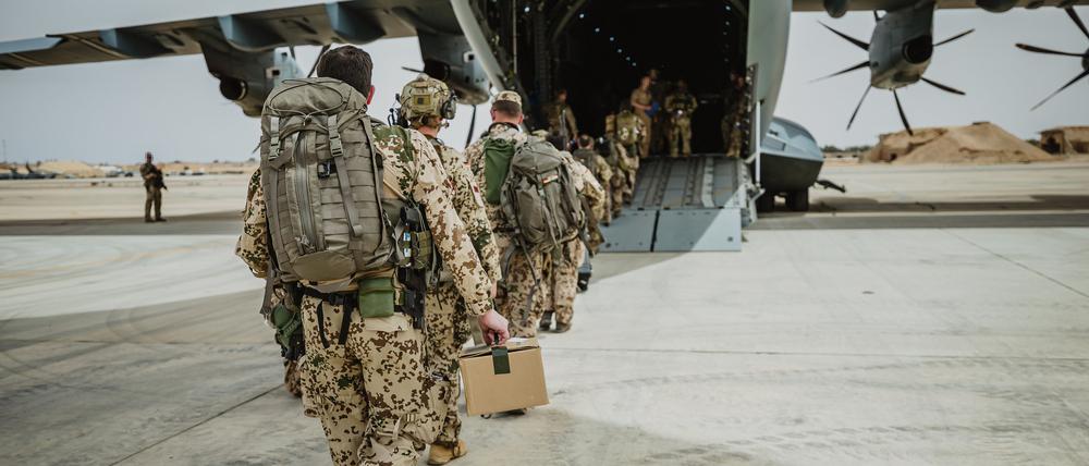 Auf der Luftwaffenbasis Al-Asrak in Jordanien steigen Soldaten der Bundeswehr in eine Bundeswehrmaschine, um in den Sudan zu fliegen.