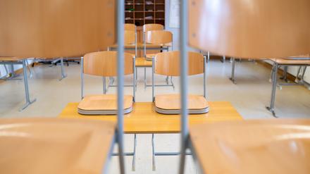 Ein leeres Klassenzimmer ist in einer Mittelschule zu sehen.