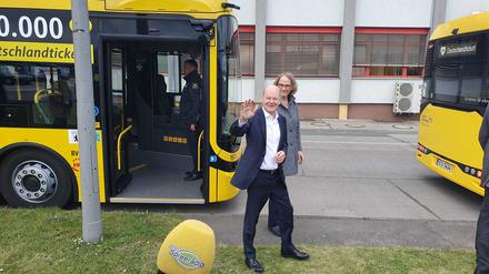 Olaf Scholz bei seinem Besuch des Bus-Betriebshofs Indira-Gandhi-Straße in Weißensee.