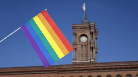 Die Regenbogenfahne und das Rote Rathaus. 