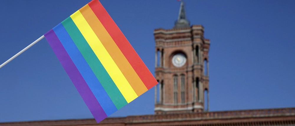 Die Regenbogenfahne und das Rote Rathaus.