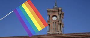Die Regenbogenfahne und das Rote Rathaus. 