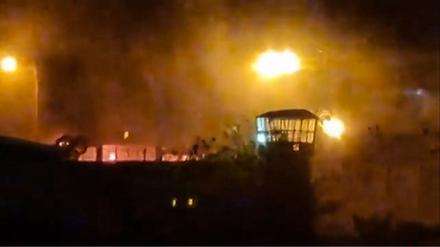 This image grab from a UGC video made available on October 15, 2022, reportedly shows flames and thick smoke rising from the Evin prison, in the northwest of the Iranian capital Tehran. - Cities across Iran have seen protests si