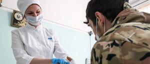 Ein Mitglied einer russischen medizinischen Spezialeinheit arbeitet in der Region Saporischschja.