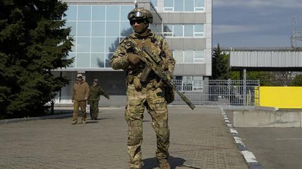 Ein russischer Soldat steht am 01.05.2022 auf dem Gelände des Kernkraftwerks Saporischschja in einem Gebiet unter russischer Militärkontrolle im Südosten der Ukraine Wache.