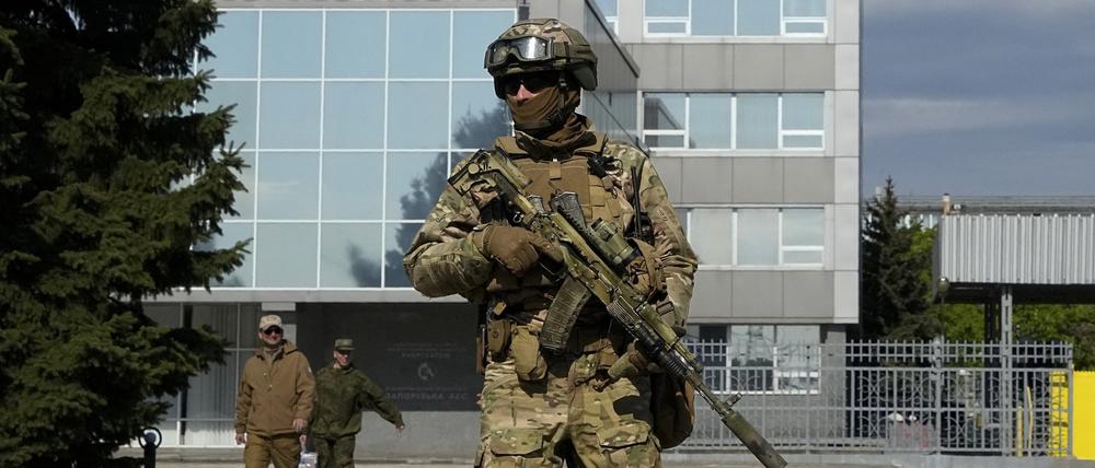 Ein russischer Soldat steht am 01.05.2022 auf dem Gelände des Kernkraftwerks Saporischschja in einem Gebiet unter russischer Militärkontrolle im Südosten der Ukraine Wache.