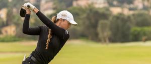 Polly Mack schlägt den Golfball besonders weit. Gelernt hat sie das Spiel in Stolper Heide.