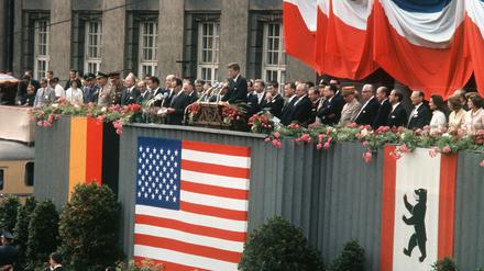 Mitten im kalten Krieg besuchte US-Präsident John F. Kennedy 1963 das eingemauerte West-Berlin und sagte: „Ich bin ein Berliner!“ Das Bekenntnis gehörte fortan zum Sound der Stadt. 