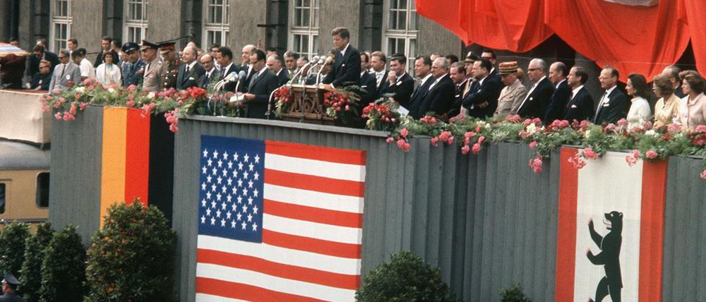 Mitten im kalten Krieg besuchte US-Präsident John F. Kennedy das eingemauerte West-Berlin und bekannte: „Ich bin ein Berliner!“ Ein seitdem unerreichter Höhepunkt der deutsch-amerikanischen Beziehungen.