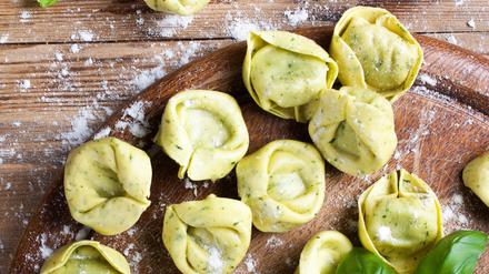 Tortelloni mit Basilikum.