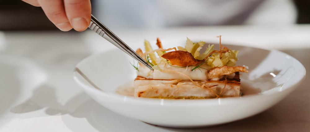 Elegant, aber auch bisschen Wirtshaus: der Sellerie mit Kassler und Sauerkraut im Restaurant Pots im Ritz-Carlton.