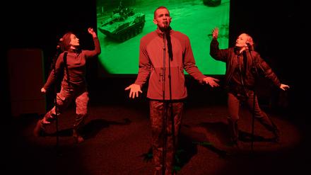 Alina Kostyukova, Leonard Burkhardt und Annemarie Brüntjen in „Wie man mit Toten spricht“.