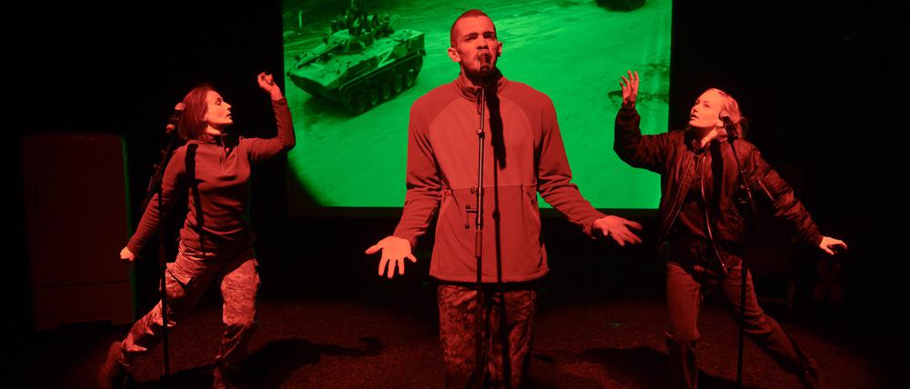 Alina Kostyukova, Leonard Burkhardt und Annemarie Brüntjen in „Wie man mit Toten spricht“.