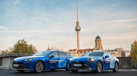 Toyotas des Typ Mirai stehen für einen Pilotversuch mit wasserstoffbetriebenen Fahrzeugen in Berlin bereit. 