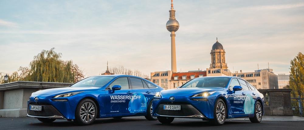 Toyotas des Typ Mirai stehen für einen Pilotversuch mit wasserstoffbetriebenen Fahrzeugen in Berlin bereit.