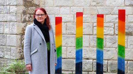 Tina Mäueler, Bereichsleiterin Wohnen im Oberlinhaus, mit den Gedenkstelen an der Oberlin-Kirche.