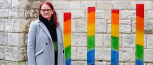 Tina Mäueler, Bereichsleiterin Wohnen im Oberlinhaus, mit den Gedenkstelen an der Oberlin-Kirche.
