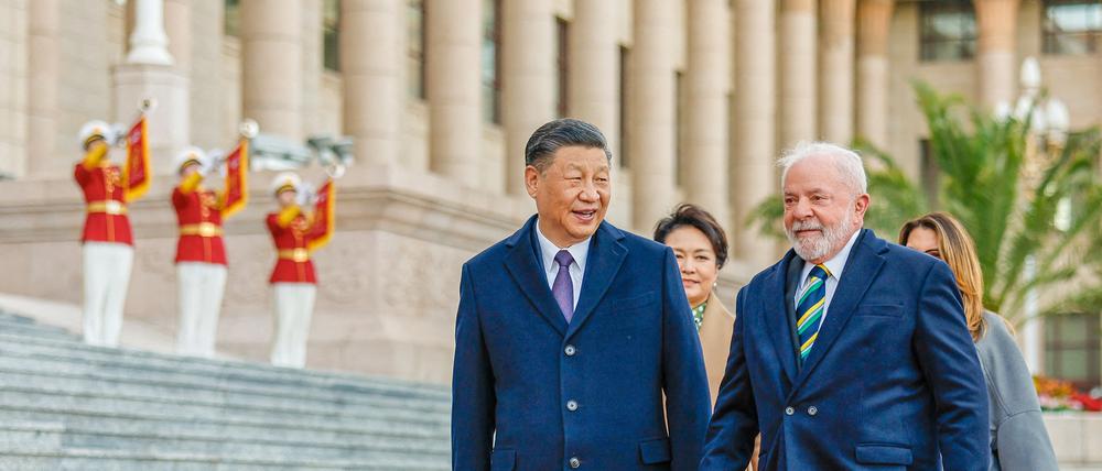 Luiz Inacio Lula da Silva (rechts), Präsident von Brasilien, mit Xi Jinping, Präsident von China, während einer Begrüßungszeremonie vor der Großen Halle des Volkes. China und Brasilien wollen ihre Beziehungen weiter ausbauen.