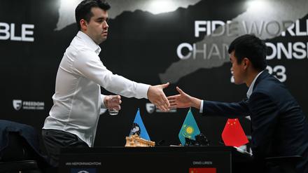 Jan Nepomnjaschtschi (l.) und Ding Liren