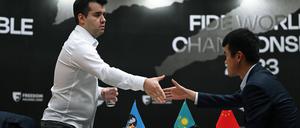 Jan Nepomnjaschtschi (l.) und Ding Liren