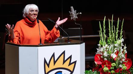 26.04.2023, Sachsen, Leipzig: Claudia Roth (Grüne), Kulturstaatsministerin, spricht zur Eröffnung der Leipziger Buchmesse im Gewandhaus. Mit der Verleihung des Buchpreises zur Europäischen Verständigung wird im Gewandhaus Leipzig die Leipziger Buchmesse eröffnet. Auf dem Frühjahrstreffen der Buchbranche präsentieren rund 2000 Aussteller aus 40 Ländern ihre Neuheiten rund ums Buch. Als Buchmesse-Gastland präsentiert sich Österreich. Foto: Hendrik Schmidt/dpa +++ dpa-Bildfunk +++ 