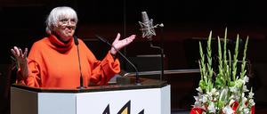 26.04.2023, Sachsen, Leipzig: Claudia Roth (Grüne), Kulturstaatsministerin, spricht zur Eröffnung der Leipziger Buchmesse im Gewandhaus. Mit der Verleihung des Buchpreises zur Europäischen Verständigung wird im Gewandhaus Leipzig die Leipziger Buchmesse eröffnet. Auf dem Frühjahrstreffen der Buchbranche präsentieren rund 2000 Aussteller aus 40 Ländern ihre Neuheiten rund ums Buch. Als Buchmesse-Gastland präsentiert sich Österreich. Foto: Hendrik Schmidt/dpa +++ dpa-Bildfunk +++ 