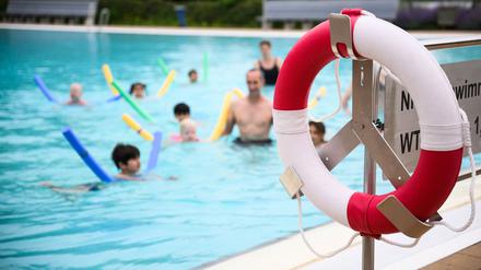 ARCHIV - 23.05.2022, Niedersachsen, Hannover: Bei einer Schwimmstunde der Landeshauptstadt Hannover lernen Kinder im Ricklinger Bad Schwimmen. In Berlin wurden Menschen mit Fluchterfahrung zu Schwimmtrainern ausgebildet. (zu dpa: «22 Menschen mit Fluchterfahrung zu Schwimmtrainern ausgebildet») Foto: Julian Stratenschulte/dpa +++ dpa-Bildfunk +++