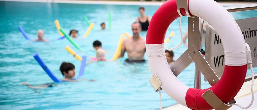 ARCHIV - 23.05.2022, Niedersachsen, Hannover: Bei einer Schwimmstunde der Landeshauptstadt Hannover lernen Kinder im Ricklinger Bad Schwimmen. In Berlin wurden Menschen mit Fluchterfahrung zu Schwimmtrainern ausgebildet. (zu dpa: «22 Menschen mit Fluchterfahrung zu Schwimmtrainern ausgebildet») Foto: Julian Stratenschulte/dpa +++ dpa-Bildfunk +++