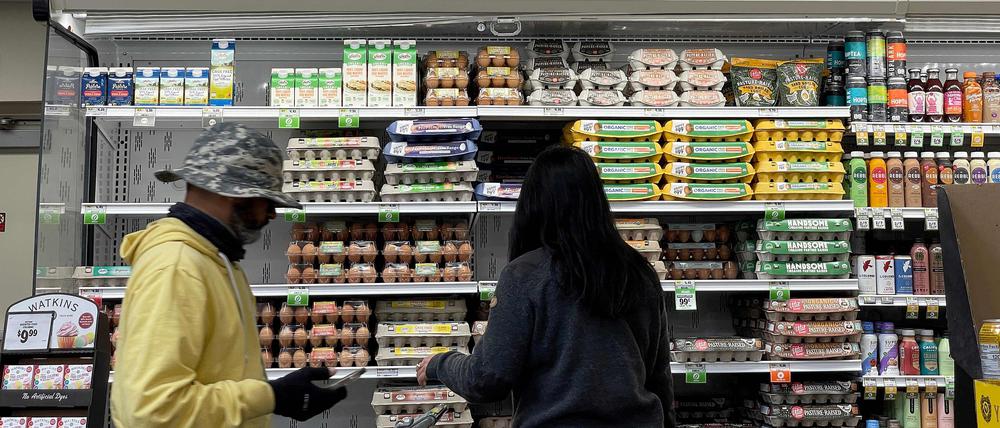 Die privaten Konsumausgaben legten in den USA trotz der hartnäckig hohen Inflation mit 3,7 Prozent deutlich zu.