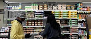 Die privaten Konsumausgaben legten in den USA trotz der hartnäckig hohen Inflation mit 3,7 Prozent deutlich zu.