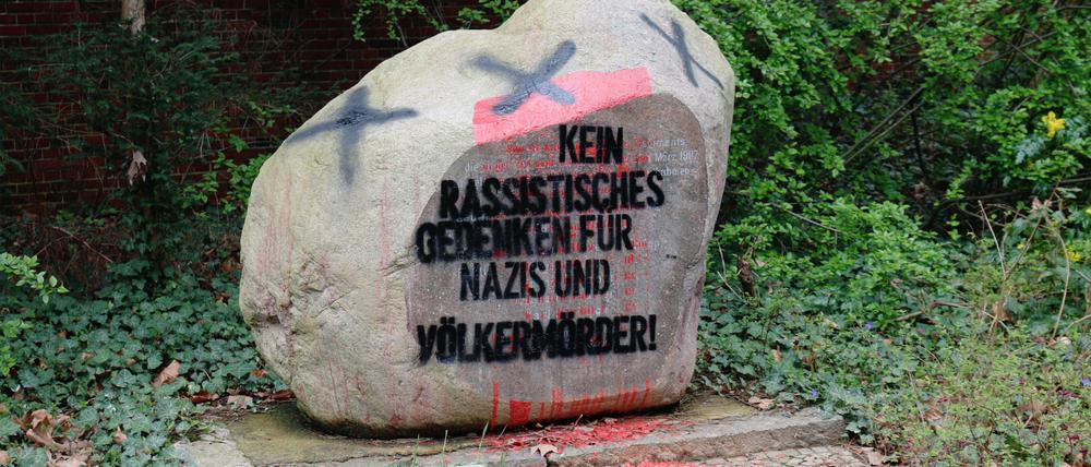 Die Initiative hat den Stein mit schwarzer Schrift kommentiert.