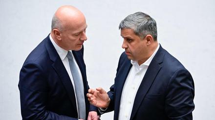 Kai Wegner (CDU, l.), Berlins neuer Regierender Bürgermeister, wird im Berliner Abgeordnetenhaus nach seiner Wahl von Raed Saleh, Vorsitzender der SPD Berlin, beglückwünscht. 