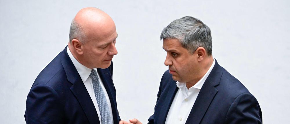 Kai Wegner (CDU, l.), Berlins neuer Regierender Bürgermeister, wird im Berliner Abgeordnetenhaus nach seiner Wahl von Raed Saleh, Vorsitzender der SPD Berlin, beglückwünscht.