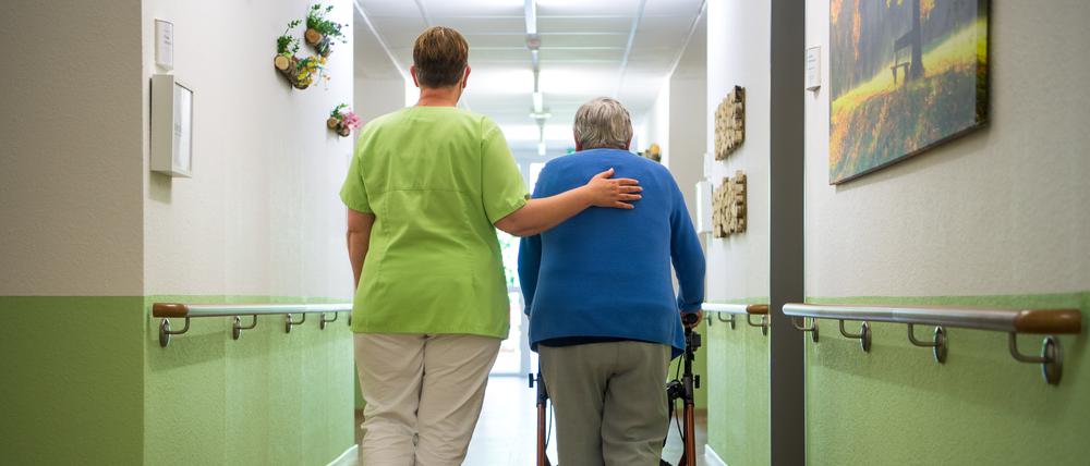 Pflegekräfte fehlten im vergangenen Jahr durchschnittlich rund 30 Tage aufgrund von Krankheiten.