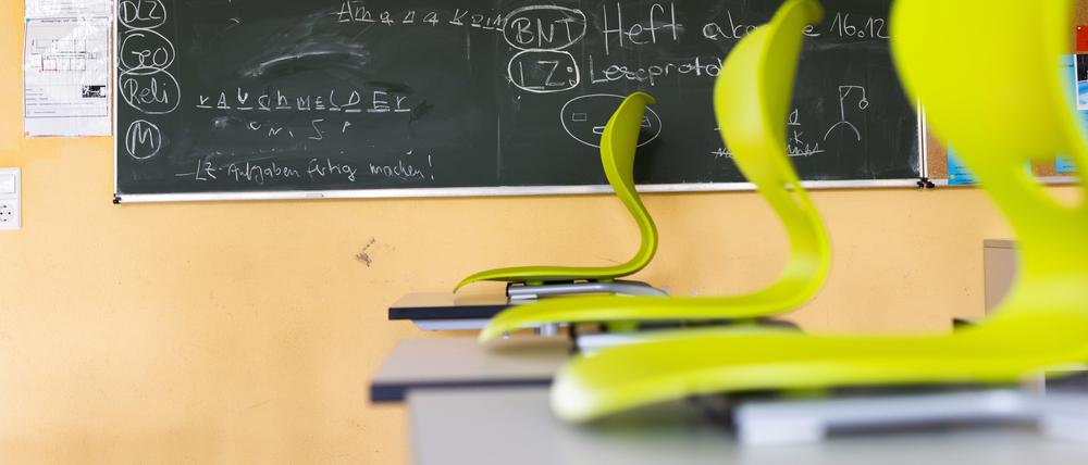 ARCHIV - 12.04.2021, Baden-Württemberg, Heitersheim: Stühle stehen auf Tischen in einem leeren Klassenzimmer einer Realschule. Die Gewerkschaft befürchtet eine Abwanderungswelle von Grundschullehrerinnen und Grundschullehrern. Für eine bessere Bezahlung von Grundschullehrkräften will sie in der Nähe des Landtags in Stuttgart demonstrieren. (zu dpa: «Gewerkschaft demonstriert für mehr Geld für Grundschullehrkräfte») Foto: Philipp von Ditfurth/dpa +++ dpa-Bildfunk +++
