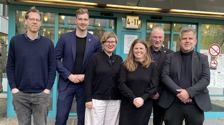 Das „neue“ Bezirksamt Friedrichshain-Kreuzberg. Geändert hat sich nur ein Posten: Die CDU bekommt Sitz der Linken und stellt nun den jüngsten Stadtrat Berlins. 