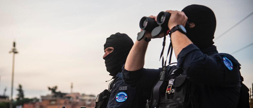 Zwei Carabinieri-Polizisten stehen vor dem Kongresszentrum «La Nuvola».