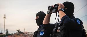 Zwei Carabinieri-Polizisten stehen vor dem Kongresszentrum «La Nuvola».
