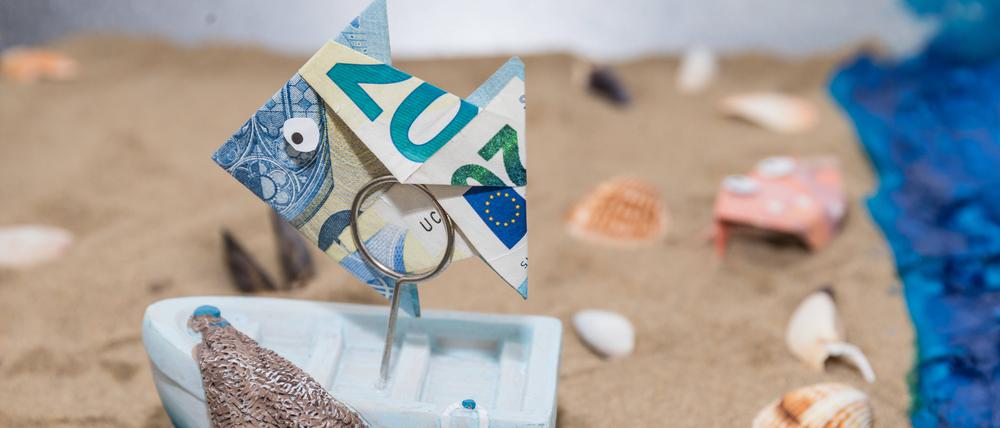 Origami und Geschenkidee. Mit Falttechnik kann man aus einem Geldschein  einen Fisch basteln. 