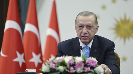 Dieses vom türkischen Präsidialamt veröffentlichten Foto zeigt Recep Tayyip Erdogan, Präsident der Türkei, der im Präsidentenpalast das erste türkische Kernkraftwerk über eine Videokonferenz einweiht. 