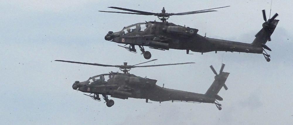 US-amerikanische Apache-Hubschauer fliegen während des Manövers Saber Strike.