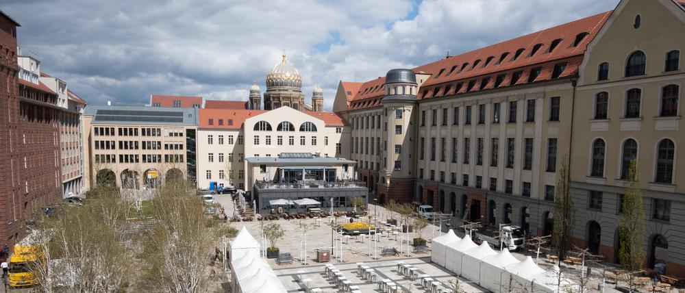 Blick auf das Forum vom Dach der ehemaligen Frauenklinik. Rechts ist das Telegraphenamt und gegenüber sind Logenhaus (re.) und Torhaus zu sehen. 