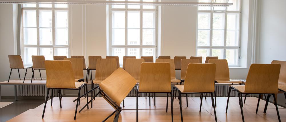 Ein leeres Klassenzimmer in einer Schule.