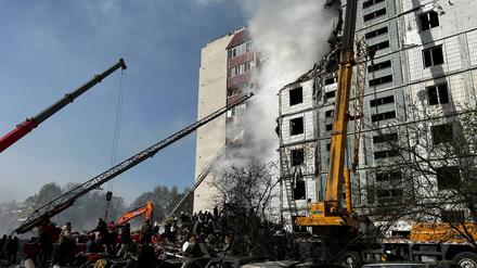 Ein zerstörtes Wohngebäude am 28. April in Uman.