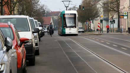 Mehr Sicherheit für den Fahrradverkehr: Die Parkplätze an der Charlottenstraße sollen verschwinden.