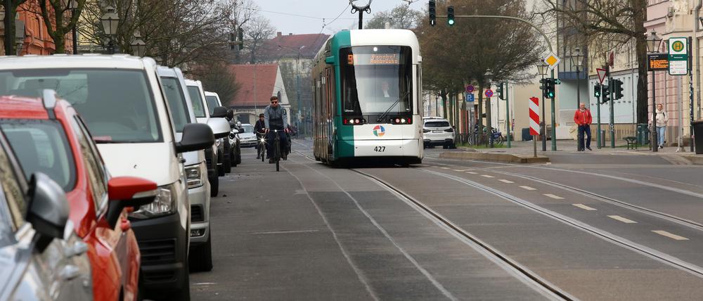 Mehr Sicherheit für den Fahrradverkehr: Die Parkplätze an der Charlottenstraße sollen verschwinden.